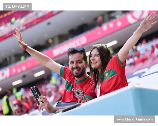 摩洛哥球迷世青赛看台狂舞国旗热情再现卡塔尔世界杯盛况 摩洛哥球迷世青赛看台狂舞国旗热情再现卡塔尔世界杯盛况